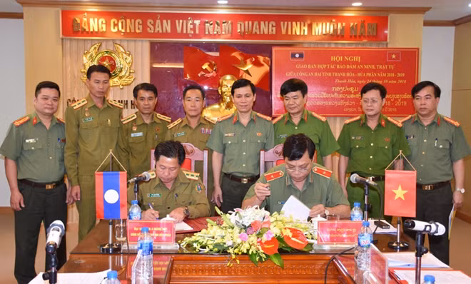 Major General Nguyen Trung Hai and Senior Colonel An Oun Anong Nut sign the MoU.