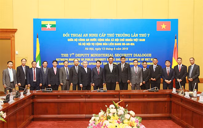 Deputy Minister Bui Van Nam, Mr. Aung Thu and other delegates at the event.