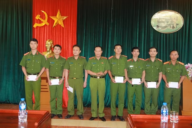 Deputy Minister Le Quy Vuong praises 8 brave policemen Deputy Minister Le Quy Vuong praises 8 brave policemen