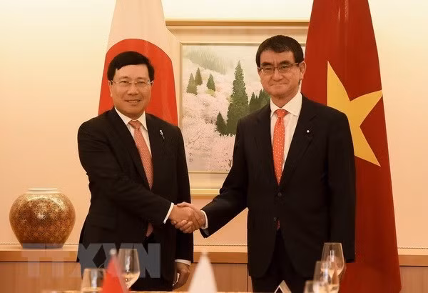 Deputy Prime Minister and Foreign Minister Pham Binh Minh (L) and Japanese Foreign Minister Taro Kono (Source: VNA) Deputy Prime Minister and Foreign Minister Pham Binh Minh (L) and Japanese Foreign Minister Taro Kono (Source: VNA)