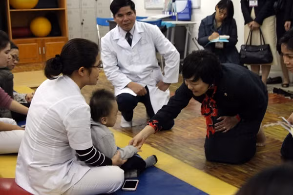 In a friendly and cozy atmosphere, Mrs. Abe showed the children of the center great consideration, inquiring after the disabled children and asking questions to know more about their difficulties and the situation of the center. In a friendly and cozy atmosphere, Mrs. Abe showed the children of the center great consideration, inquiring after the disabled children and asking questions to know more about their difficulties and the situation of the center.
