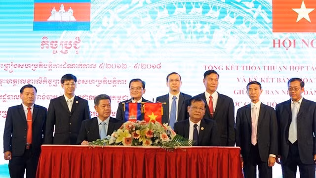 Leaders of Tay Ninh and Kampongcham sign the cooperation pact (Source: nhandan.com.vn)