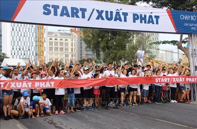 More than 24,000 people take part in the 22nd Terry Fox Run (TFR) in Ho Chi Minh City on November 18 to raise funds for cancer patients in Vietnam. (Photo: VNA)