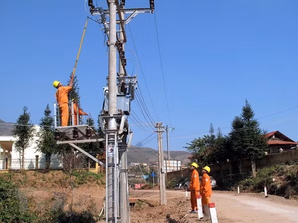 Almost 95 percent from Thuan Ha and Thuan Hanh border communes in Dak Song district, the Central Highland province of Dak Nong, have accessed electricity thanks to a local power project in 2014-2020 period (Photo: VNA)