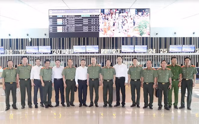 Minister To Lam and his delegation visit Van Don International Airport.