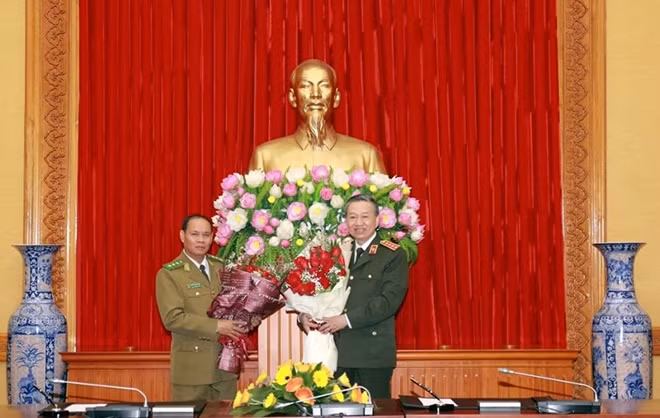 The two Ministers at the meeting.