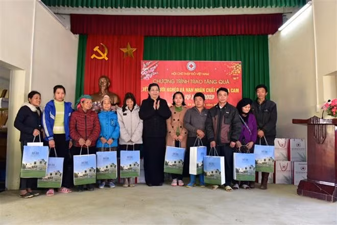 Standing Vice Chairwoman of the National Assembly Tong Thi Phong presents Tet gifts to locals in Son La (Photo: VNA)