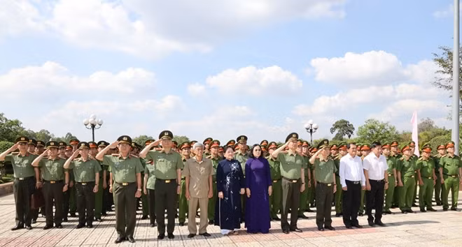 Minister To Lam and other delegates offered flowers and incense at the Victory Monument.