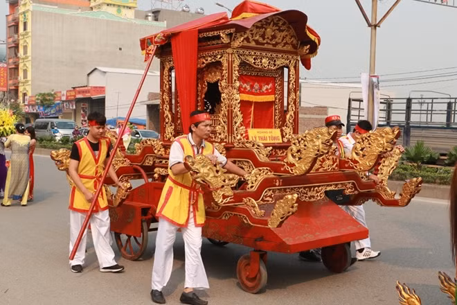 The procession includes a dragon palanquin, a Goddess Mother (cháu k rõ vì ảnh cũng k thấy kiệu mẫu là kiểu thờ Mẫu hay gì đó ạ) palanquin and nine king palanquins and is normally participated by some 2,000 people in ancient-style costumes. The procession includes a dragon palanquin, a Goddess Mother (cháu k rõ vì ảnh cũng k thấy kiệu mẫu là kiểu thờ Mẫu hay gì đó ạ) palanquin and nine king palanquins and is normally participated by some 2,000 people in ancient-style costumes.