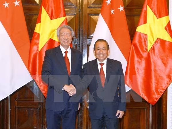 Deputy Prime Minister Truong Hoa Binh (R) and Singaporean Deputy PM and Coordinating Minister for National Security Teo Chee Hean (L)
