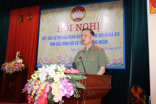 Minister To Lam speaks at the event.