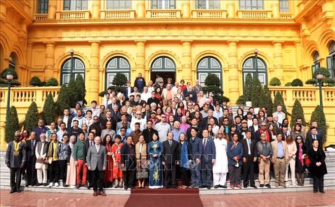 Vice President Dang Thi Ngoc Thinh and delegates to the fourth international conference promoting Vietnamese literature and the third international poetry festival. (Photo: VNA) Vice President Dang Thi Ngoc Thinh and delegates to the fourth international conference promoting Vietnamese literature and the third international poetry festival. (Photo: VNA)