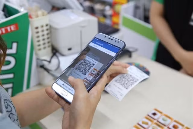 All schools and hospitals in urban areas will go cashless in the next three months. (Photo: VNA)