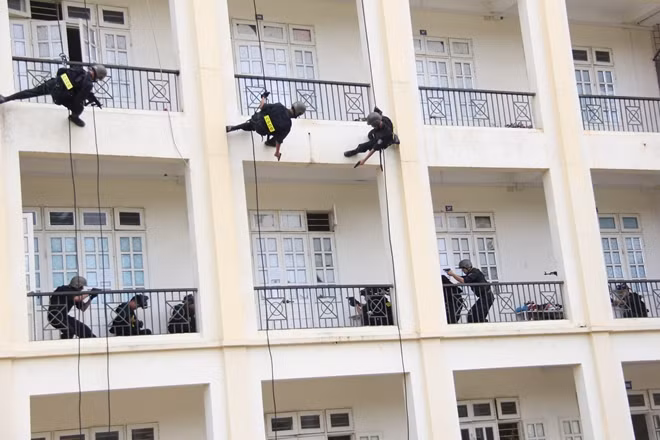 Mobile police soldiers participate in the drill