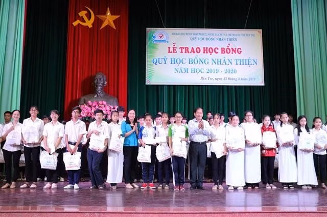 Poor students receive scholarships in Ben Tre province.(Photo: VNA)