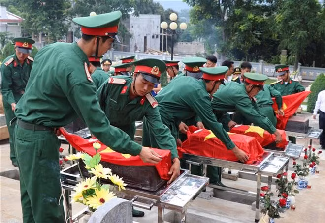 The People’s Committee of the northwestern province of Dien Bien held a ceremony on June 15 to rebury 25 sets of remains of Vietnamese soldiers who died in Laos during wartime (Photo: VNA) The People’s Committee of the northwestern province of Dien Bien held a ceremony on June 15 to rebury 25 sets of remains of Vietnamese soldiers who died in Laos during wartime (Photo: VNA)