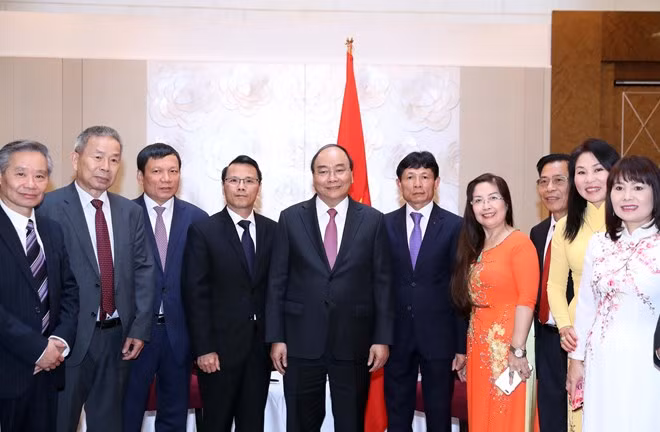 PM Nguyen Xuan Phuc (fifth, left), Chairman of the Vietnamese Vietnamese Association in the Czech Republic Nguyen Duy Nhien (fourth, left), Chairman of the Union of Vietnamese Associations in Europe Hoang Dinh Thang (third, left), and other Vietnamese expatriates at the meeting in Vienna on October 15 (Photo: VNA) PM Nguyen Xuan Phuc (fifth, left), Chairman of the Vietnamese Vietnamese Association in the Czech Republic Nguyen Duy Nhien (fourth, left), Chairman of the Union of Vietnamese Associations in Europe Hoang Dinh Thang (third, left), and other Vietnamese expatriates at the meeting in Vienna on October 15 (Photo: VNA)