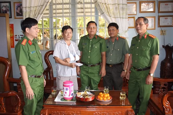 Leader of Tay Ninh Police visits and encourages Major Vo Tan Dung, who was injured on duty Leader of Tay Ninh Police visits and encourages Major Vo Tan Dung, who was injured on duty