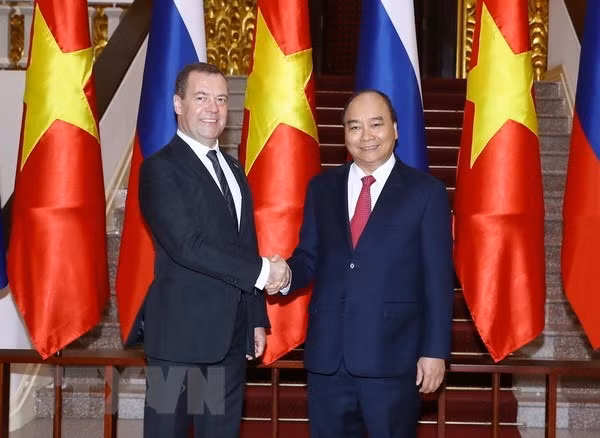 Prime Minister Nguyen Xuan Phuc (R) and his Russian counterpart Dmitry Medvedev (Source: VNA) Prime Minister Nguyen Xuan Phuc (R) and his Russian counterpart Dmitry Medvedev (Source: VNA)