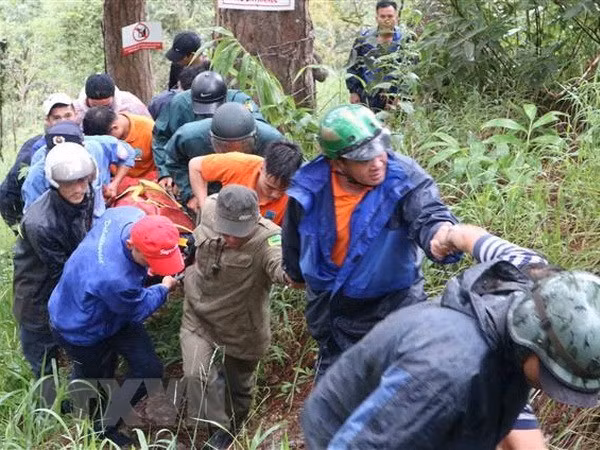 Rescuers take the victim from the area of the accident (Source: VNA) Rescuers take the victim from the area of the accident (Source: VNA)