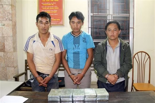 The arrested drug traffickers in Son La province (Photo: VNA)