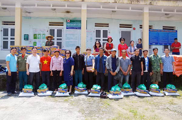 The charitable mission of the PSA in coordination with the Police of Quang Ba district, visited, encouraged and presented gifts to various poor families in Quang Ba.