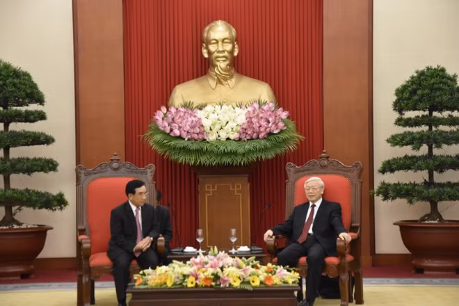 Party General Secretary Nguyen Phu Trong (right) and Mr. Phankham Viphavanh