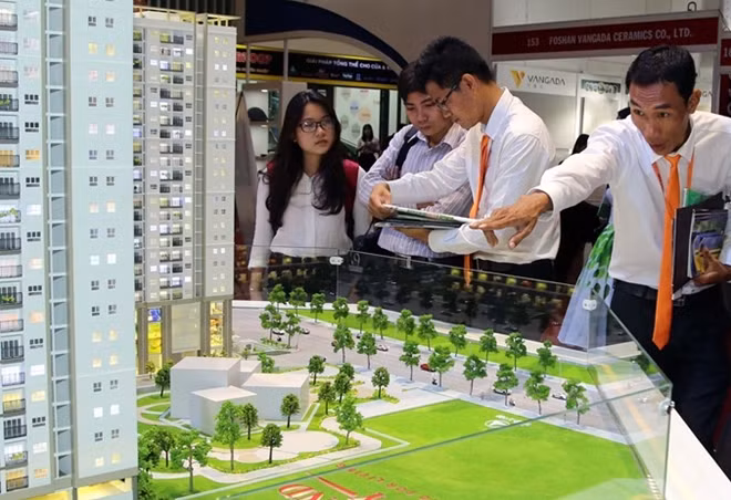 Customers seek information of housing projects at a property transaction centre in HCM City. - VNA/VNS Photo Hoàng Hải