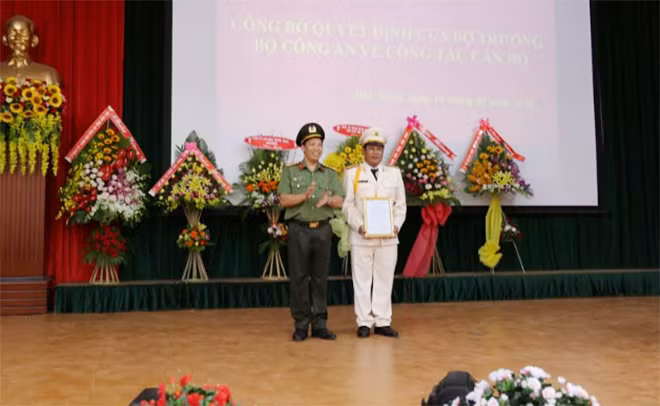 Senior Colonel Le Van Tuyen handed the promotion decision to Lieutenant Colonel Nay Gia Phu. Senior Colonel Le Van Tuyen handed the promotion decision to Lieutenant Colonel Nay Gia Phu.