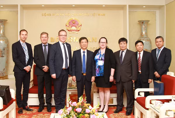 Deputy Minister Nguyen Van Son, Finish Minister Mika Tapani Lintila and delegates at the reception. Deputy Minister Nguyen Van Son, Finish Minister Mika Tapani Lintila and delegates at the reception.