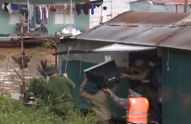 Police of Hoa Binh helping people evacuate properties