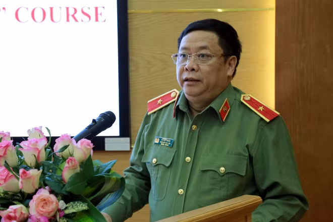 Major General Le Van Thang speaks at the event.