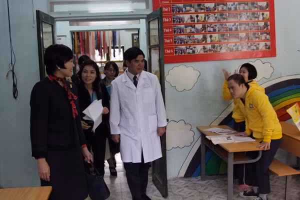 She was impressed by the effective treatment and good care by the doctors and staff of the centre for the disadvantaged children during the rehabilitation therapy processes. She was impressed by the effective treatment and good care by the doctors and staff of the centre for the disadvantaged children during the rehabilitation therapy processes.