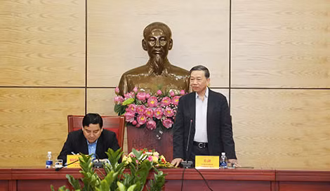 Minister To Lam speaks at the meeting