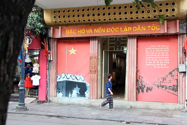 The house has two entrances, including No.48 Hang Ngang Street and No.35 Hang Can street. The house has two entrances, including No.48 Hang Ngang Street and No.35 Hang Can street.