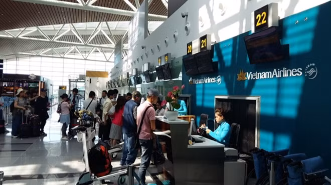 Passengers check in at the new terminal of Da Nang International Airport. The city will install security camera systems to serve the 2017 APEC Summit in Da Nang on November 5-11