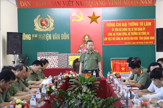 Minister To Lam speaks at the meeting.