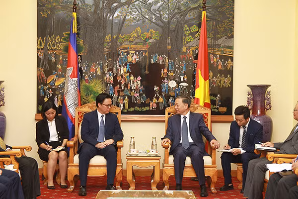 Minister To Lam and Ambassador Prak Nguoi Hong at the reception. Minister To Lam and Ambassador Prak Nguoi Hong at the reception.