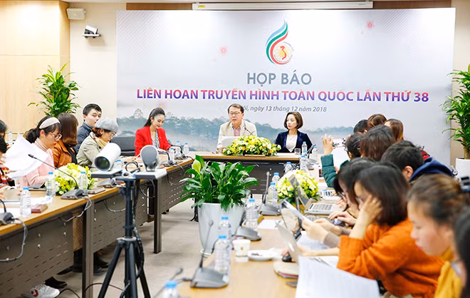 At the press conference briefing on the 38th National Television Festival