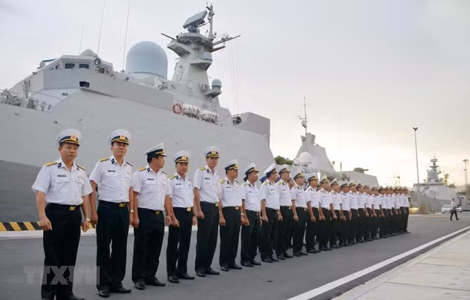 Officers and crew members of Vietnam’s frigate 016 - Quang Trung (Source: VNA)