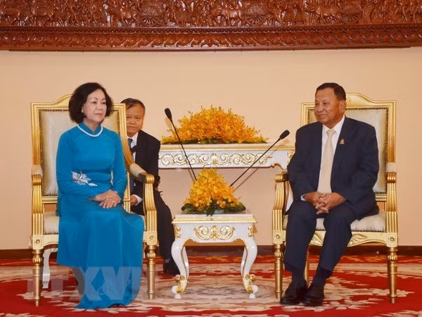 Politburo member Truong Thi Mai (L) was received by President of the Cambodian Senate and Vice President of the ruling Cambodian People’s Party Say Chhum (Source: VNA) Politburo member Truong Thi Mai (L) was received by President of the Cambodian Senate and Vice President of the ruling Cambodian People’s Party Say Chhum (Source: VNA)
