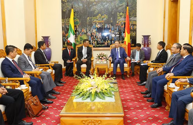 Minister To Lam and Mr. Aung Thu at the reception.