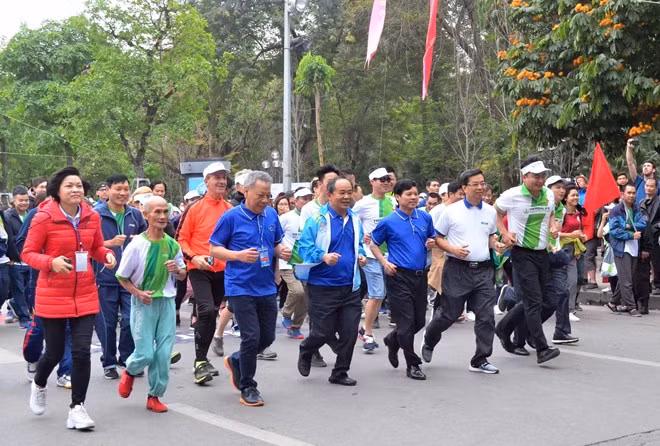 People run around Hoan Kiem Lake area in response to the launch of the annual Olympic Run Day for Public Health and the 46th Ha Noi Moi Newspaper Run in Hanoi (Photo: VNA)