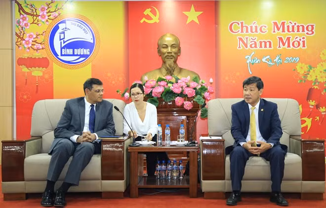 Chairman of the Binh Duong People’s Committee Tran Thanh Liem (R) and Sudipto Sarkar, WB Water Sector Practice Leader for the East Asia and Pacific region, at the working session on January 17 (Photo: VNA)