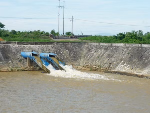 The Cau Do water plant pours fresh water into its system before supplying water to residents in Da Nang.