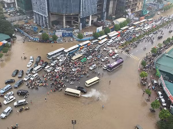 A 500-year flood cycle scheme to protect downtown Hanoi is part of a detailed flood prevention master plan that municipal agencies are working on.– Photo anninhthudo.vn A 500-year flood cycle scheme to protect downtown Hanoi is part of a detailed flood prevention master plan that municipal agencies are working on.– Photo anninhthudo.vn