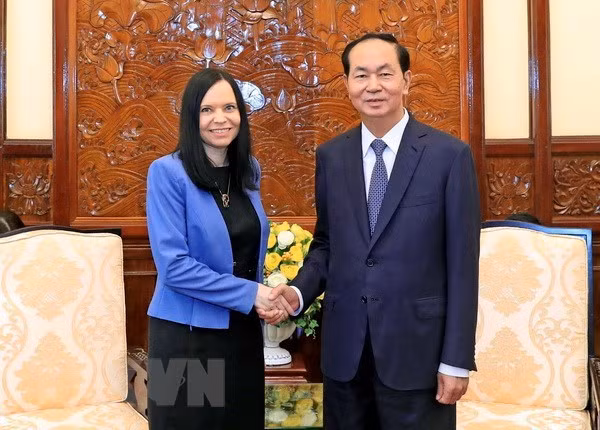 President Tran Dai Quang (R) and Polish Ambassador to Vietnam Barbara Szymanowska (Source: VNA) President Tran Dai Quang (R) and Polish Ambassador to Vietnam Barbara Szymanowska (Source: VNA)