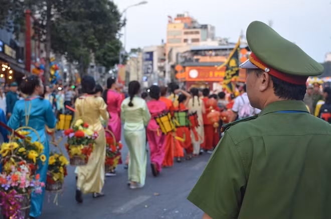Hundreds of policemen were deployed to ensure security and order during the festival Hundreds of policemen were deployed to ensure security and order during the festival