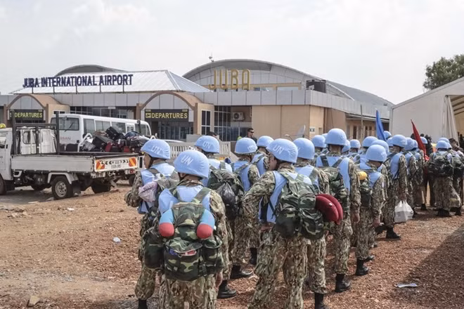 Vietnamese military doctors prepare to leave Juba International Airport for Bentiu town of South Sudan (Source: VNA)