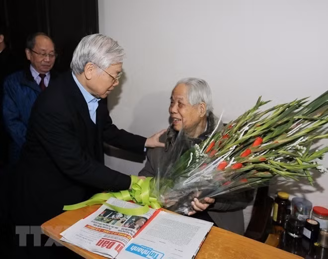 General Secretary Trong extended greetings to Do Muoi in Hanoi in early February this year on the occasion of the 88th founding anniversary of the CPV and the 2018 Lunar New Year (Photo: VNA)